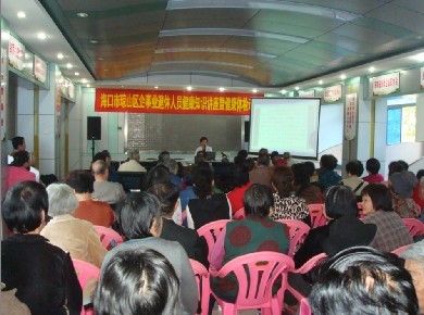 图为赵能飞主任在向退休老年人宣传健康生活方式